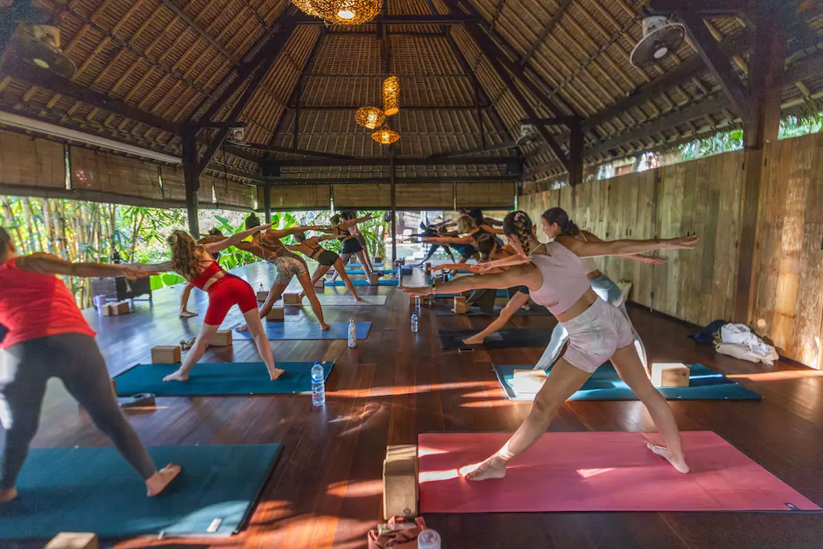 Ashtanga-vinyasa-a-l-etranger-featured