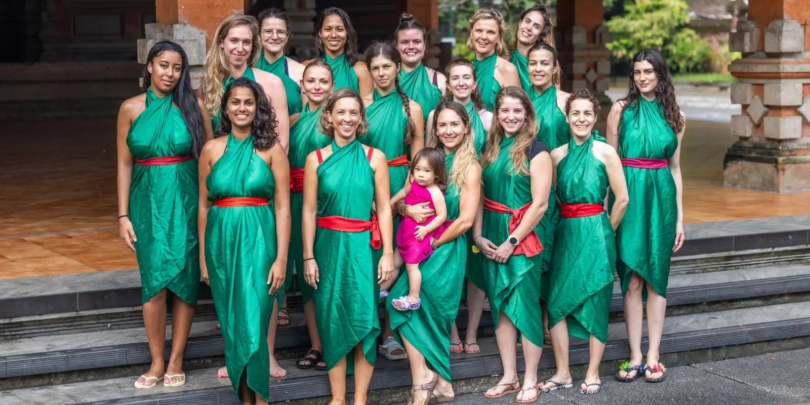 Groupe yoga au Tirta Empul : le Temple des eaux sacrées