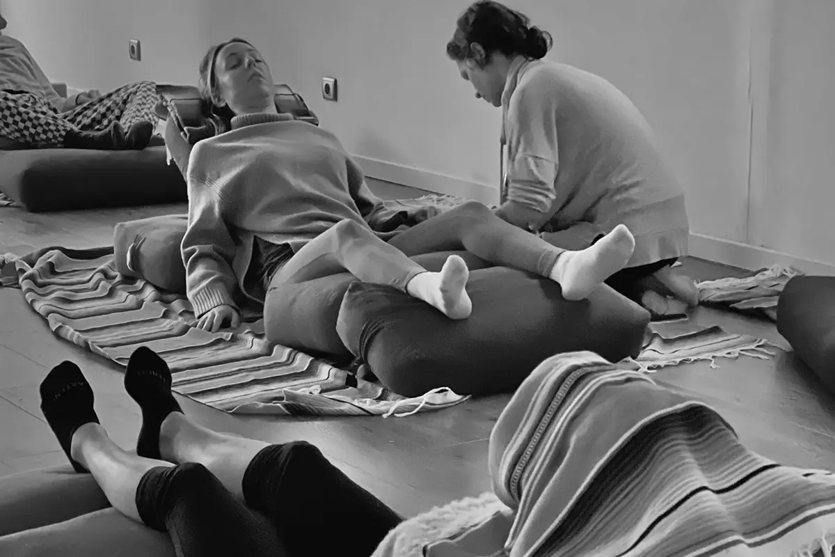 Yin-restauratif-yoga-differences-featured
