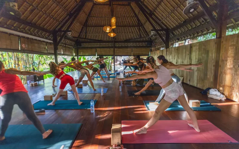 Ashtanga-vinyasa-a-l-etranger-featured
