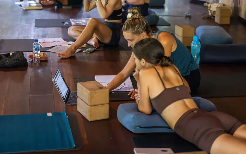 Formation-de-professeur-de-yoga-en-France-featured