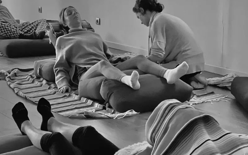 Yin-restauratif-yoga-differences-featured