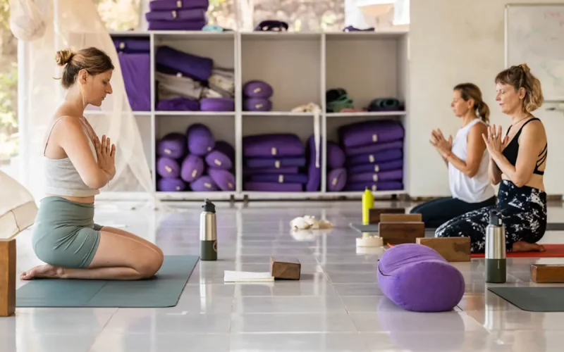 professeur-pendant-cours-de-yoga